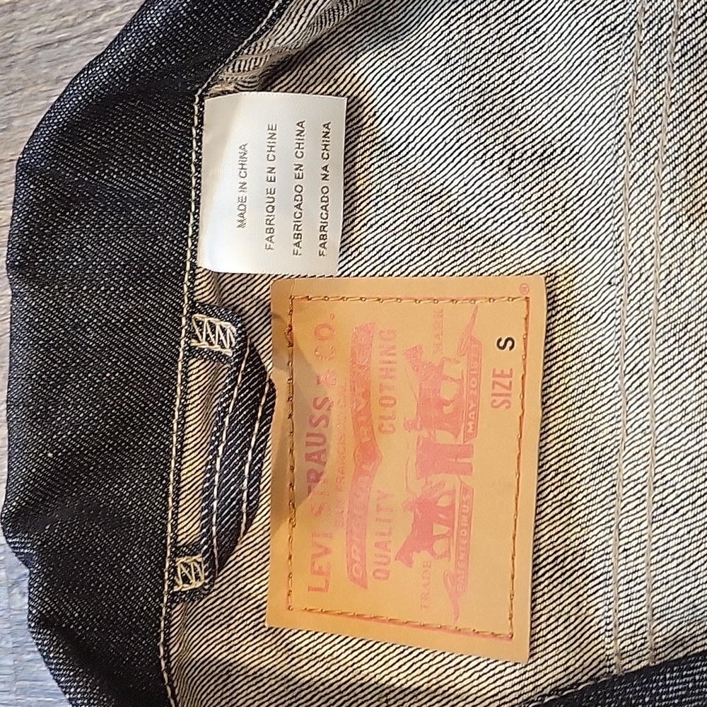 Levi's Men's 1990s Relaxed Fit Trucker  Dark Blue Denim Jacket - Picture 6 of 14